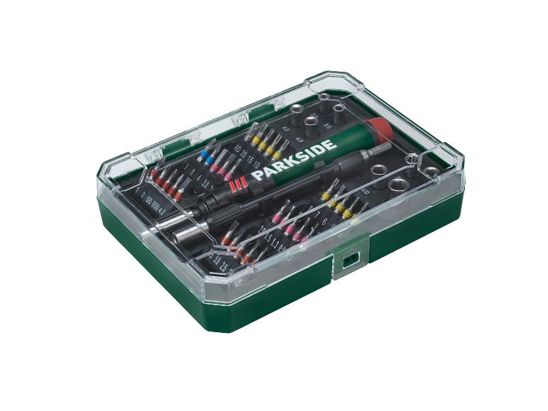 Jeu d'embouts de tournevis avec divers embouts et un manche de tournevis dans un étui transparent et vert.