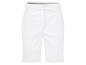 Shorts blancs, style élégant.