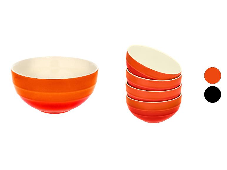 Bols en céramique orange, un seul et une pile, avec intérieur blanc.