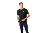Homme en t-shirt de sport noir et legging bleu marine, tenant une bouteille d'eau.