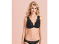 Une femme porte un soutien-gorge et une culotte noirs en dentelle.