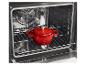 Cocotte en fonte rouge dans un four ouvert sur une grille.