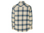 Une chemise en flanelle crème à carreaux bleu et blanc.