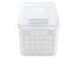 Une boîte de rangement transparente avec une grille à l'intérieur.
