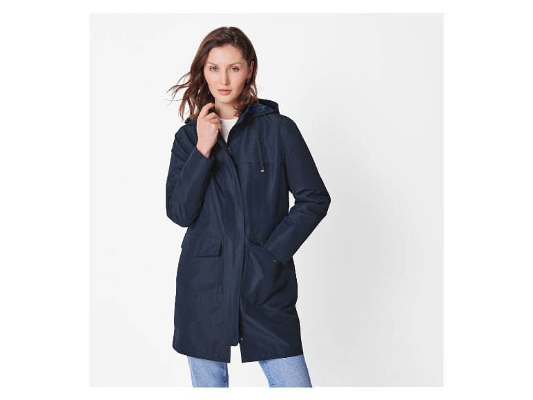 Femme portant un imperméable bleu marine à capuche.