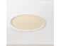 Assiette plate en céramique beige avec bord blanc.
