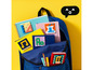 Un sac à dos bleu rempli de fournitures scolaires avec des décorations LEGO.