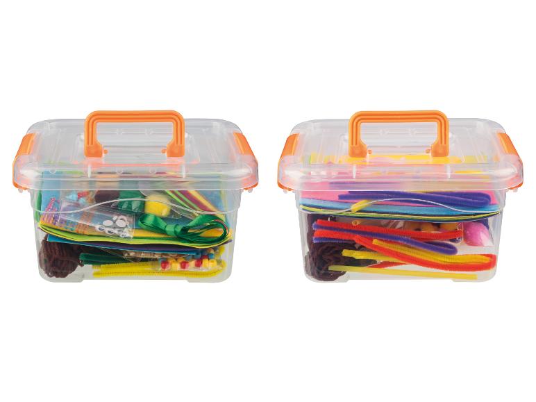 Deux boîtes transparentes remplies de fournitures d'artisanat colorées comme des chenilles et du feutre.