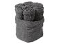 Une pile de serviettes grises dans un panier gris.