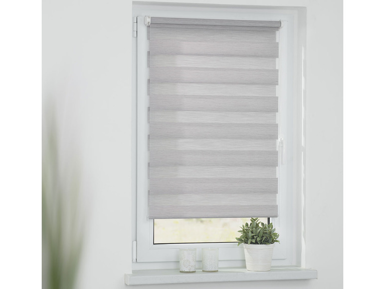 Stores gris pour une fenêtre.