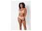 Femme en soutien-gorge et culotte couleur pêche avec détails en dentelle.