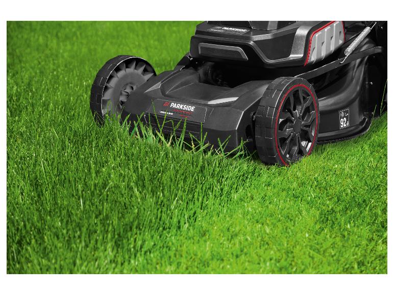 Tondeuse noire Parkside Performance sur herbe verte.