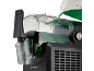 Machine à granita remplie de liquide vert provenant d'un pichet doseur.