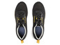 Des baskets noires avec des accents jaunes