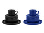 Deux ensembles de tasses et soucoupes, l'un noir et l'autre bleu.