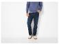 Sweat-shirt bleu pour homme et jean bleu foncé avec des baskets blanches