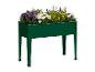 Une jardinière verte avec différentes fleurs, y compris de la lavande.