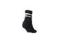 Chaussette de sport noire avec deux rayures blanches sur fond blanc.