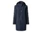 Imperméable bleu foncé pour femme avec capuche et boutons-pression.