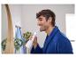 Un homme utilise un hydropulseur Nevadent dans la salle de bain.