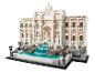 Maquette LEGO de la Fontaine de Trevi avec détails architecturaux et eau bleue translucide.
