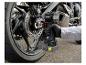 Un tournevis Parkside à batterie est utilisé pour réparer une roue de moto.