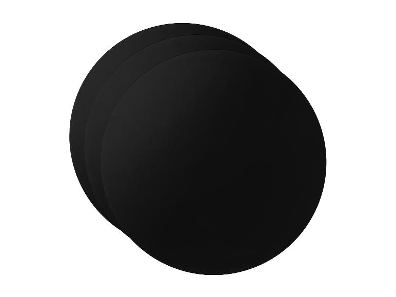 Trois sets de table ronds noirs empilés les uns sur les autres sur fond blanc.