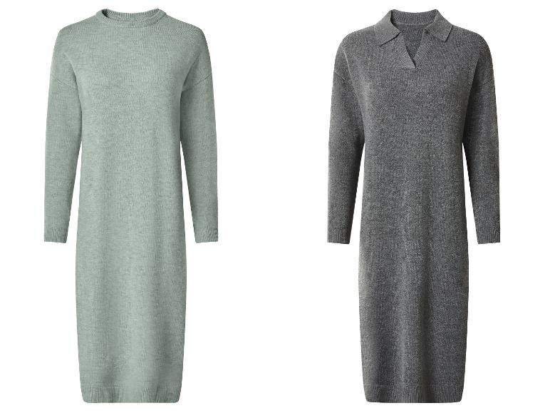 Deux robes pull en maille : une vert clair à col rond et une grise à col polo.
