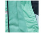 Gros plan sur une veste imperméable vert menthe avec doublure polaire.
