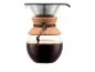 Cafetière en verre avec bande de liège et filtre métallique, remplie de café.