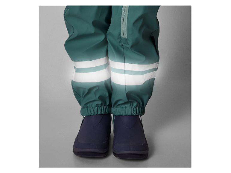 Salopette imperméable pour enfant avec bandes réfléchissantes.