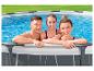 Famille se détendant dans une piscine Bestway.