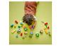 Enfant jouant avec des briques LEGO DUPLO colorées sur fond vert clair
