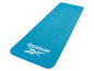 Un tapis de yoga Reebok bleu.