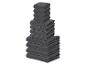 Pile de serviettes de bain grises pliées, de différentes tailles.
