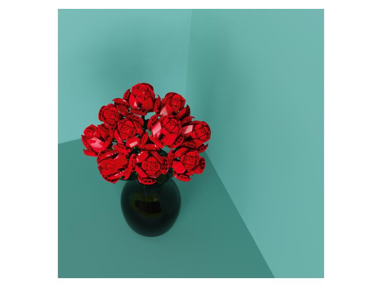 Bouquet de roses rouges dans un vase sur fond turquoise.