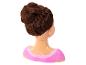 Tête de poupée aux cheveux bruns coiffés en tresse et chignon, vêtue d'un haut rose.
