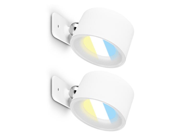 Deux spots muraux blancs avec lumière jaune et bleue, montés sur une surface blanche.