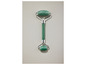 Un rouleau de jade vert pour masser le visage.