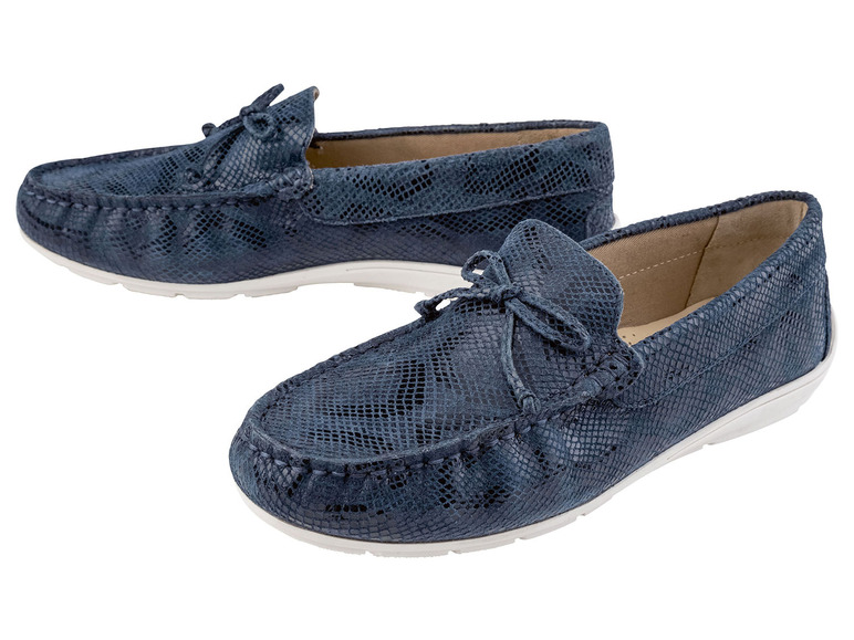 Mocassins bleus à motif serpent.