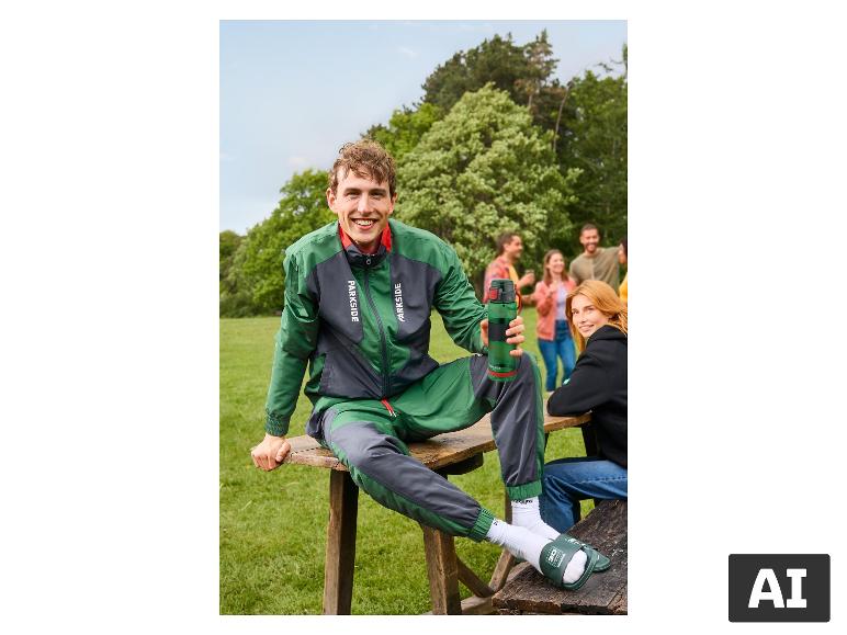 Homme en survêtement et claquettes vertes PARKSIDE lors d'un pique-nique. [image générée par l'IA]