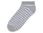 Chaussettes courtes rayées grises et blanches.