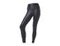 Leggings noirs brillants pour le sport.