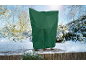 Housse de protection verte pour plantes dans un paysage hivernal enneigé.