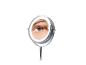 Miroir de maquillage éclairé avec un œil appliquant du fard à paupières.