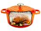 Cocotte orange coupée en deux, révélant un poulet rôti, de l'ail et des herbes.