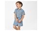 Ensemble short et chemise bleu pour enfant.