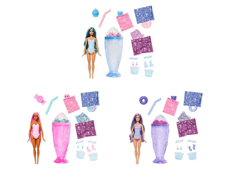 Trois poupées aux cheveux longs et maillots de bain, chacune avec une tasse de milkshake et divers accessoires.