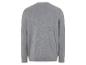 Un pull gris à manches longues.