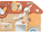 Tableau d'activités en bois avec horloge, raton laveur, abeilles, coccinelle, hérisson et miroir.